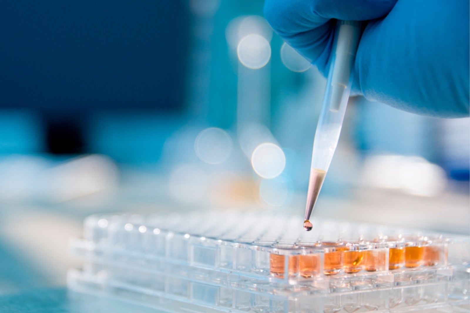 Vaccine droplets into small vials.